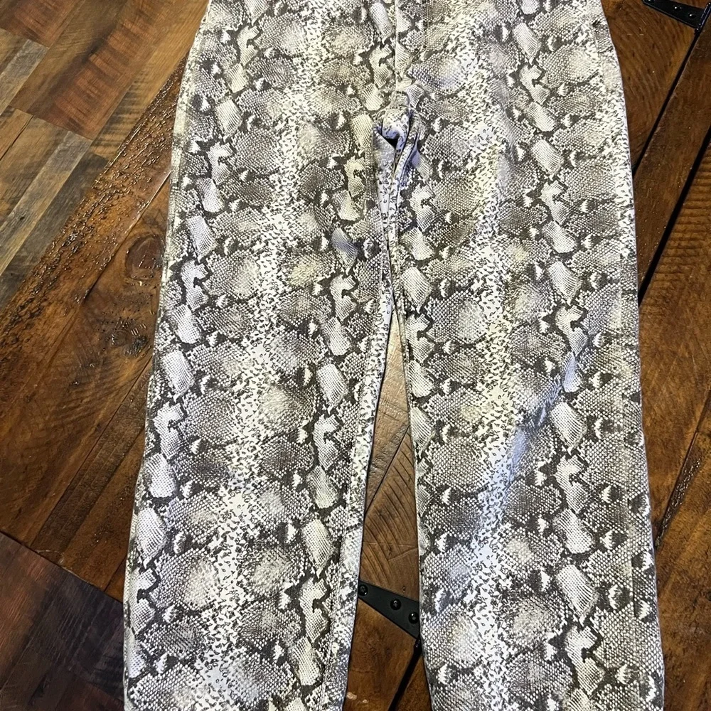 CHICO"S size 6 platinum denim snakeskin pattern - Picture 2 of 3